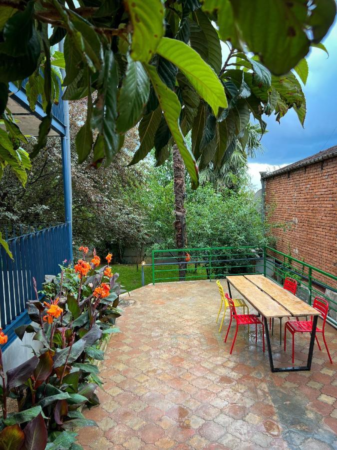 Black Tomato Hostel Kutaisi Esterno foto