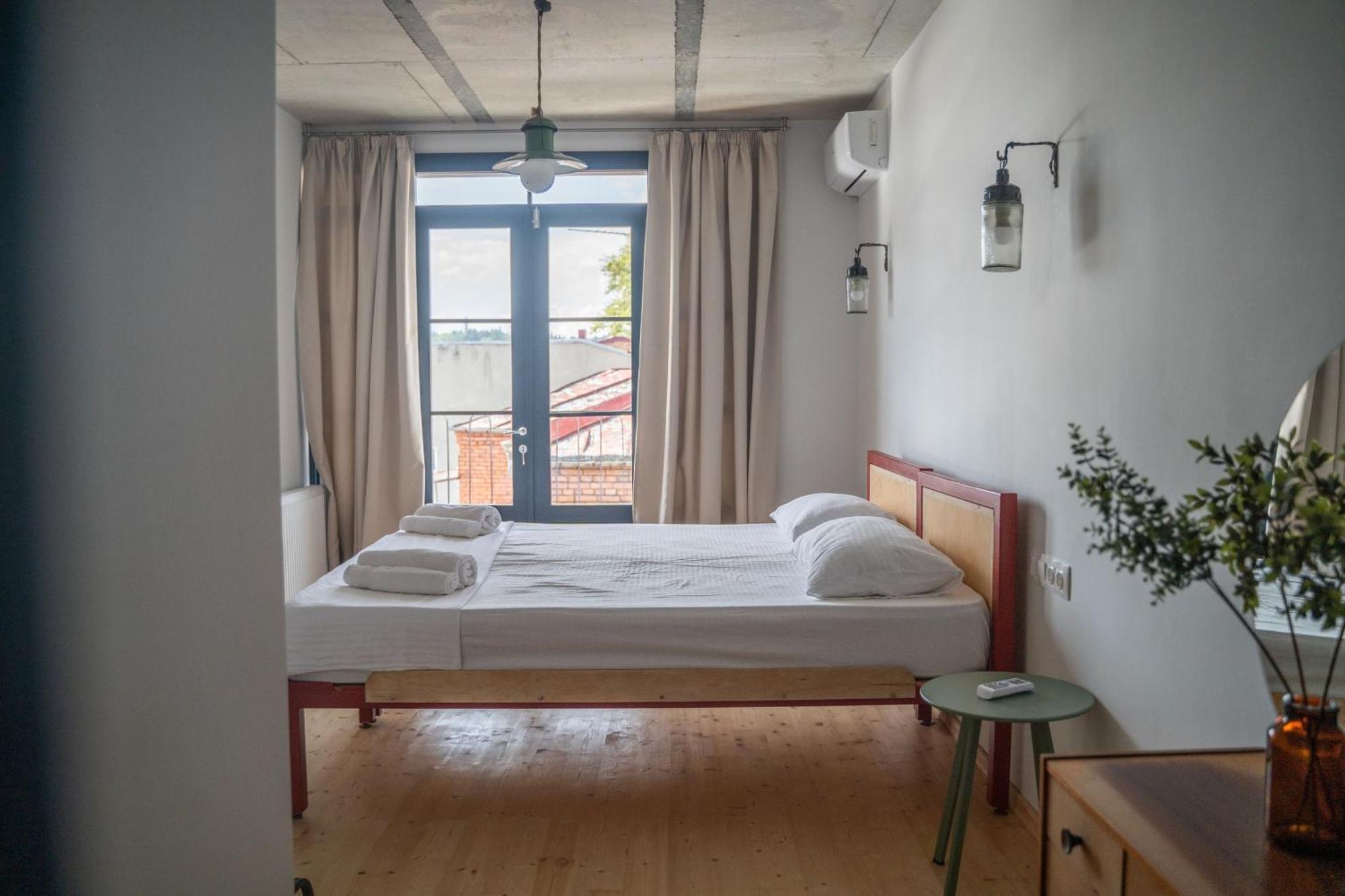 Black Tomato Hostel Kutaisi Esterno foto