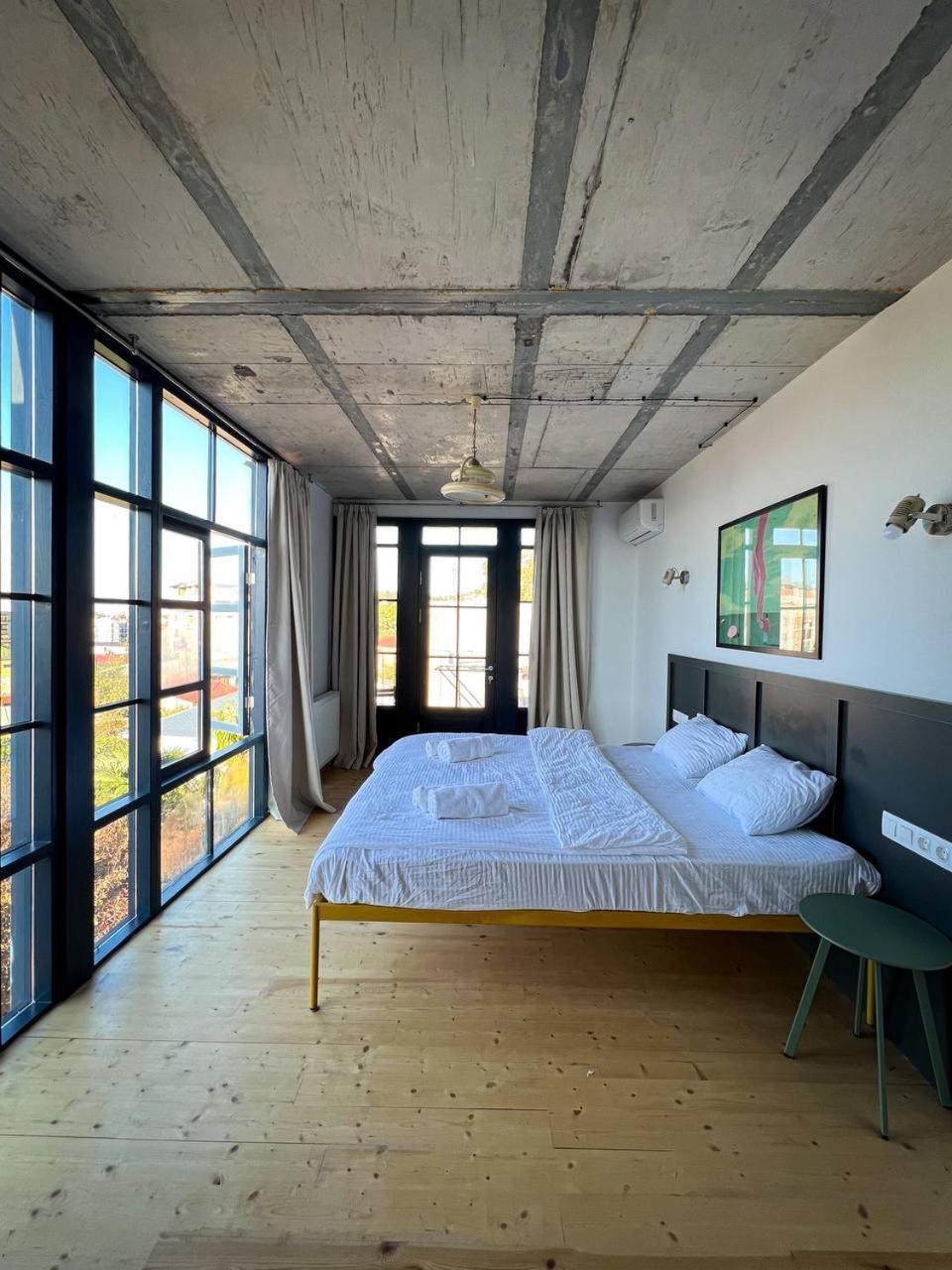 Black Tomato Hostel Kutaisi Esterno foto
