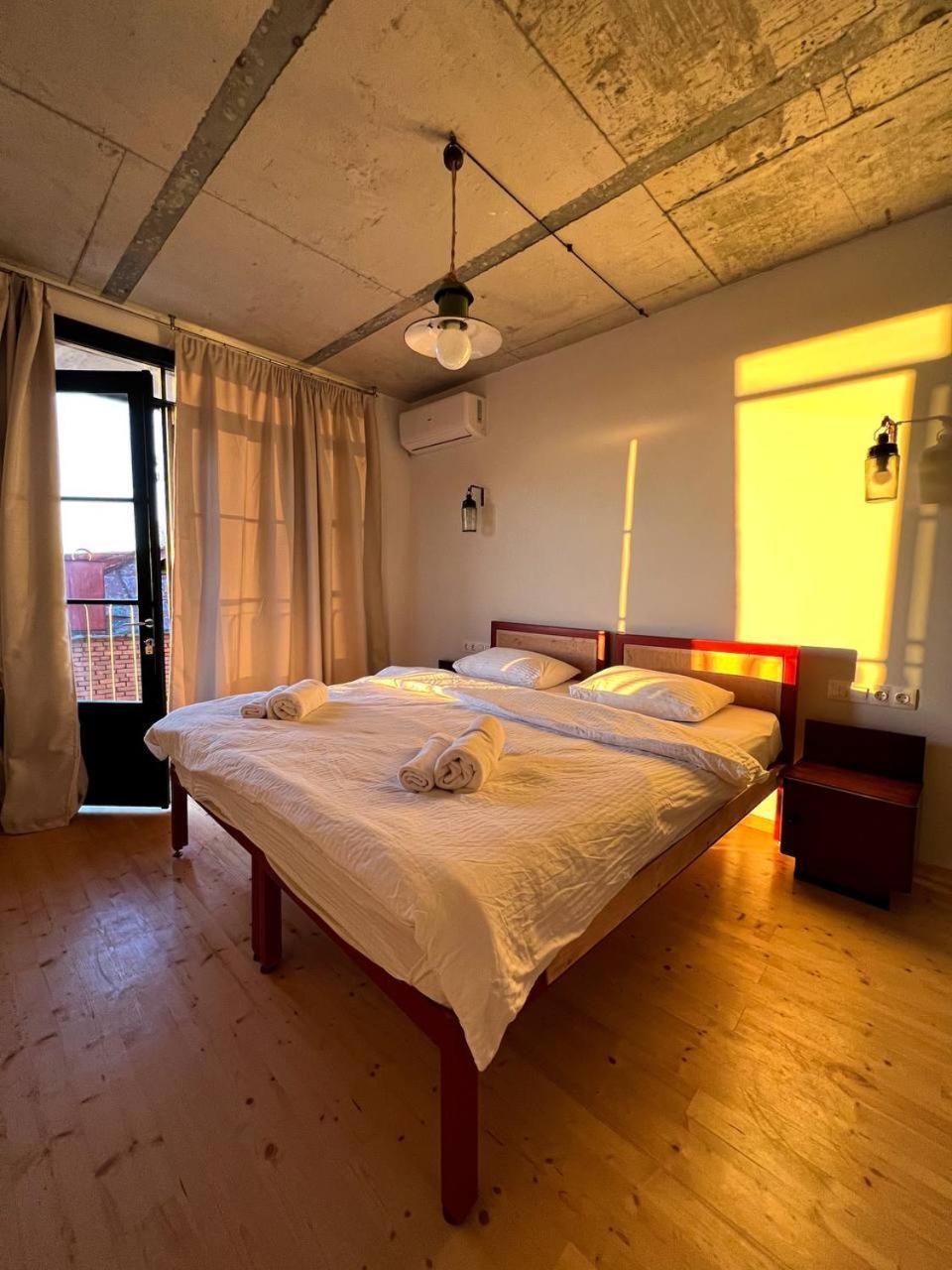 Black Tomato Hostel Kutaisi Esterno foto